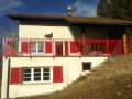 AluminiumZaun und Tür Circle in Sonderfarbton rot, farblich abgestimmtes Terrassengeländer einer Berghütte