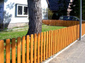 Staketen - Gartenzaun und Tür Premiumholz 85cm kdi und in Fichtenton gestrichen. 100cm Pfosten mit versenkten Bodenhülsen.