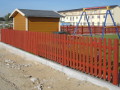 Gartenzaun - Staketenzaun Standard - 100cm gerade kdi, rötlich gestrichen zum farbenfrohen Garten mit Holzhaus und Schaukel
