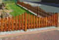 Holzzaun lasiert um Vorgarten mit Rasen und Steingarten, 60cm Staketenzaun Standardholz unten gebogen kdi, 85cm Holzpfosten