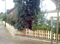 Zaunfelder Staketenzaun aus Standardholz kdi, 60cm oben gebogen, als Maueraufsatz
