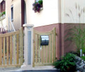 Rahmentür Athen aus gefrästem Kiefer-Holz, mit Beschlägen, Schließset und einem Briefkasten. Kundenfoto