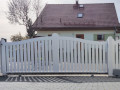 Unser Rahmenschiebetor Berlin vom Kunden weiß gestrichen und mit Elektro-Torantrieb versehen. Holzschiebetore bis 6m Sonderbreite