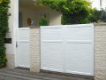 Lamellentor (doppelflügelig) und Tür (einflügelig) in Variante "Vollker" als Sichtschutz, Holz vom Kunden weiß gestrichen