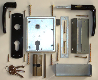 Beschlagset Kastenschloss mit Profilzylinder, zwei unterschiedlichen Schließblechen und Schließkasten, für eine Staketentür