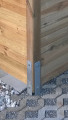 verbauter und einbetonierter Eck-H-Anker an einem E-Holzpfosten der Lamellenzäune bzw. Sichtschutzzäune