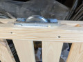 Laufrolle für Holzschiebetore versenkt verbaut, Nahansicht von unten bei einem Geländerschiebetor